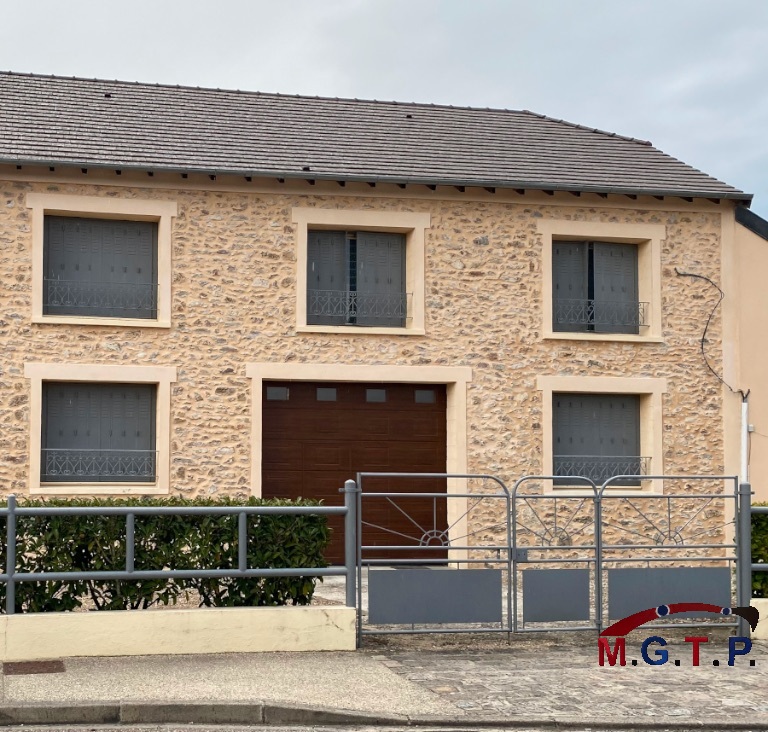 Grande maison en pierre rénovée